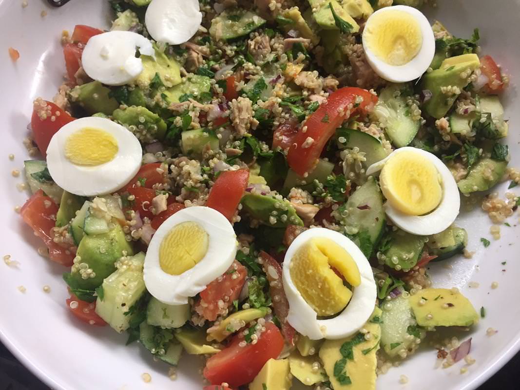 Salada de quinoa com abacate, atum e ovo cozido – Pelo mundo